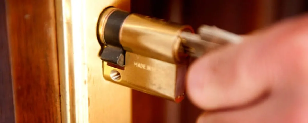 Que consideraciones debo tener al cambiar una cerradura Castelldefels 1200x480 - ¿Qué consideraciones debo tener al cambiar una cerradura en Castelldefels?