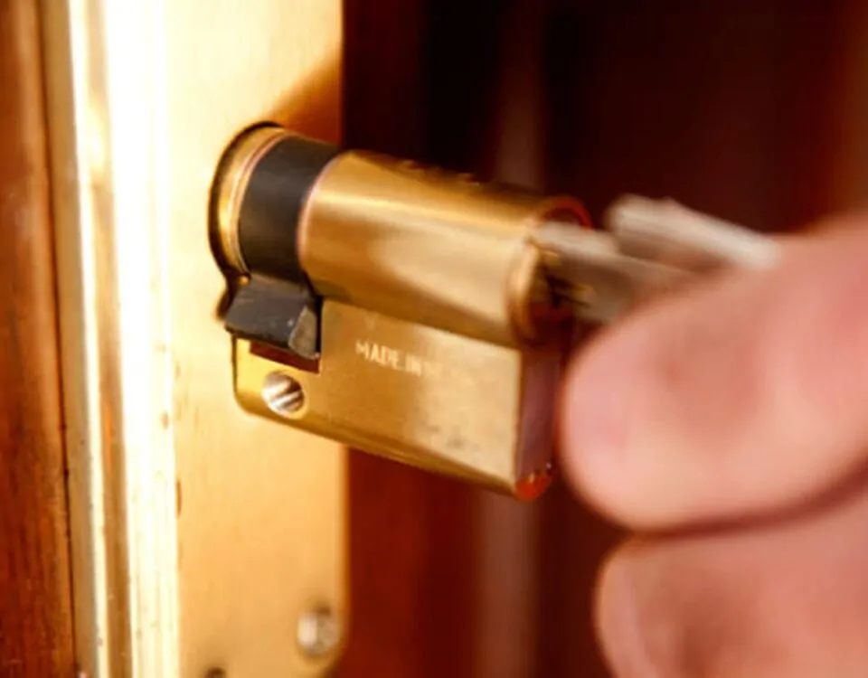 Que consideraciones debo tener al cambiar una cerradura Castelldefels 960x750 - ¿Qué consideraciones debo tener al cambiar una cerradura en Castelldefels?